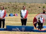 Alejandra Valencia en el podio recibiendo su medalla de oro.