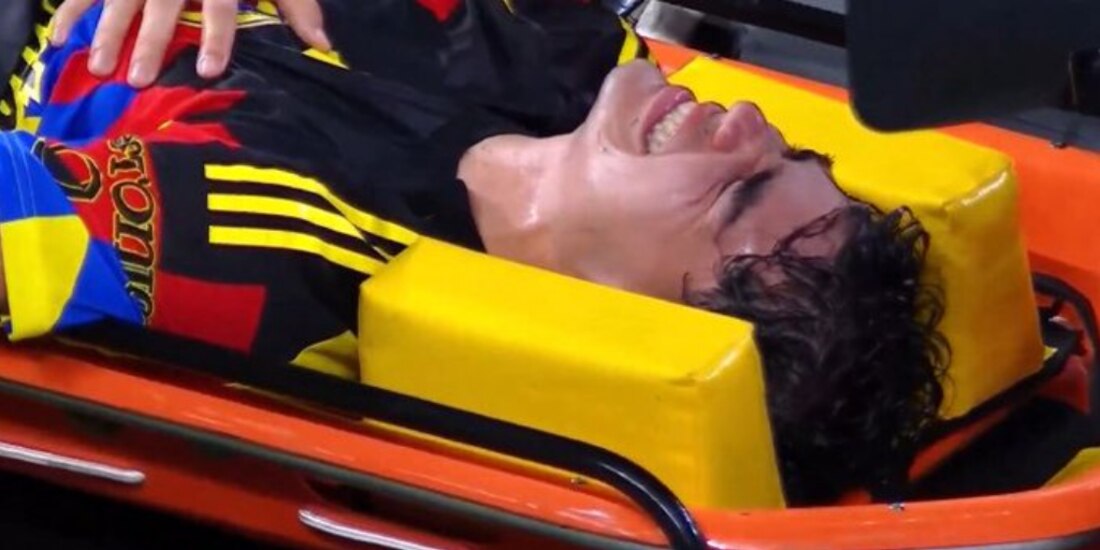 Dagoberto Espinoza salió en el carrito del campo de juego.