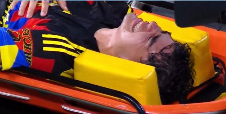 Dagoberto Espinoza salió en el carrito del campo de juego.