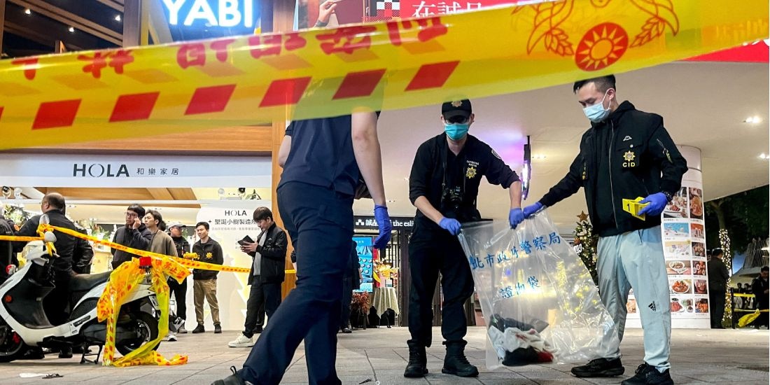 Ataque con cuchillo y bombas de humo en metro de Taipéi deja 2 muertos.