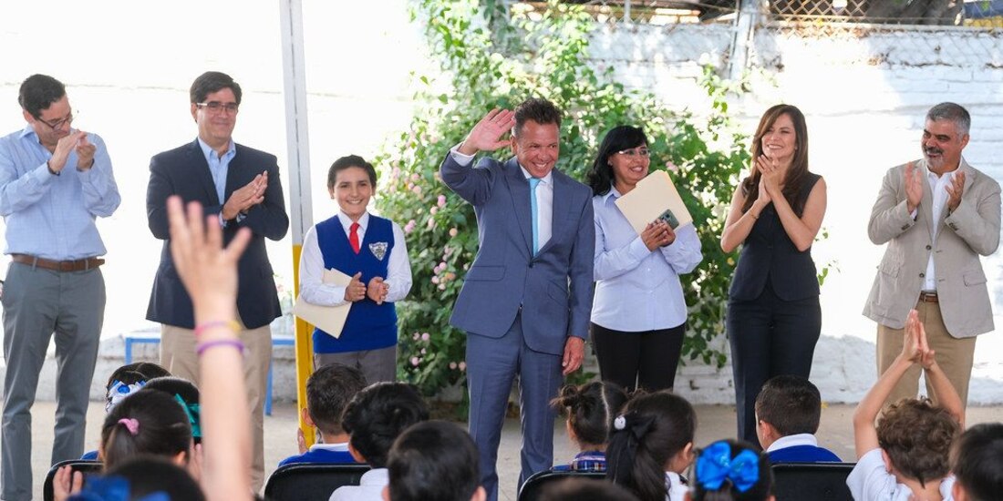 Al centro de la imagen el Gobernador constitucional de Jalisco.