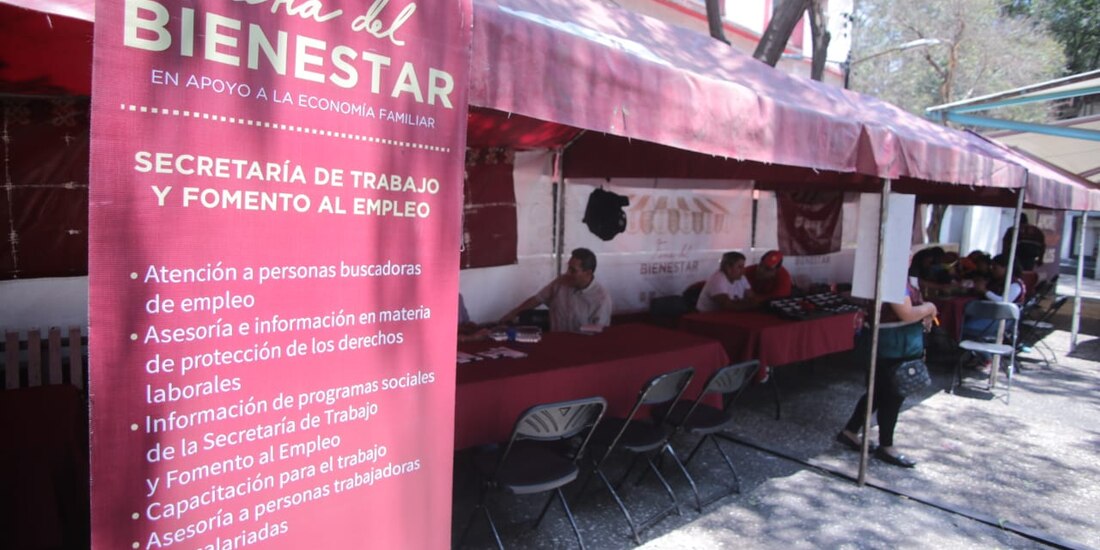 Carpas de la Feria del Bienestar ocupan el espacio que antes era hogar temporal de migrantes en la plaza Giordano Bruno.