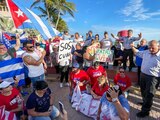 Ciudadanos de Miami protestan en contra de las represiones que ocurren en Cuba.
