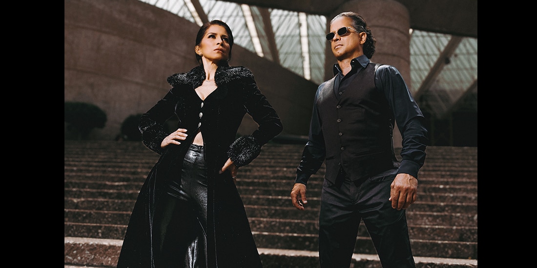 Alessandra y Chacho, afuera del Colo de Reforma.