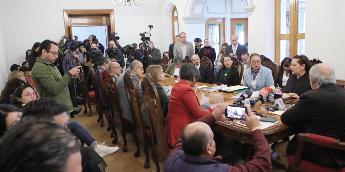 Consejeros del INE, ayer, con el titular de la Comisión Presidencial.