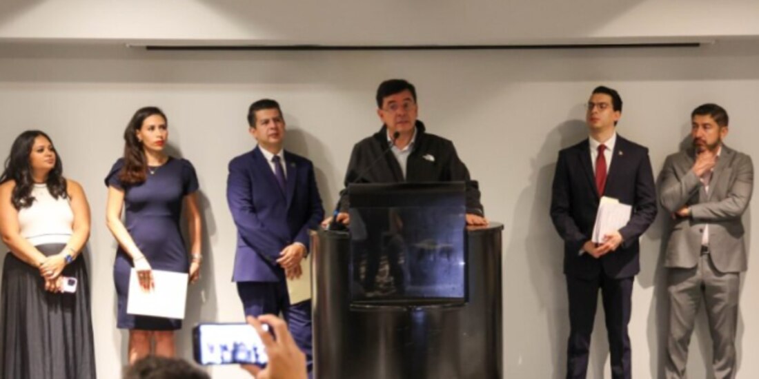 Jesús Ramírez, vocero presidencial (c.) e integrantes de MAPA, ayer, en conferencia de prensa.