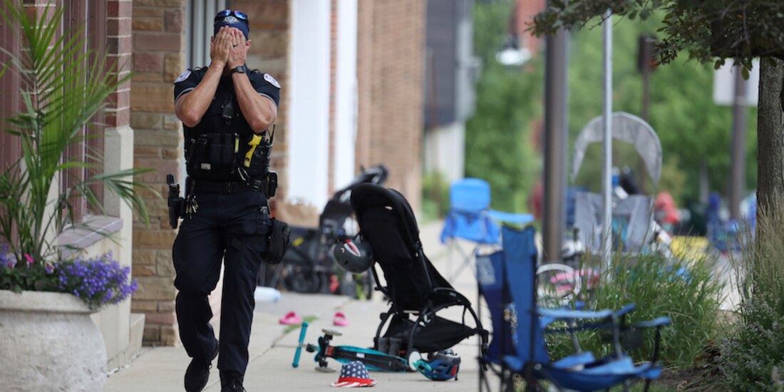 Un oficial, en el sitio de la tragedia, en Highland Park, ayer.