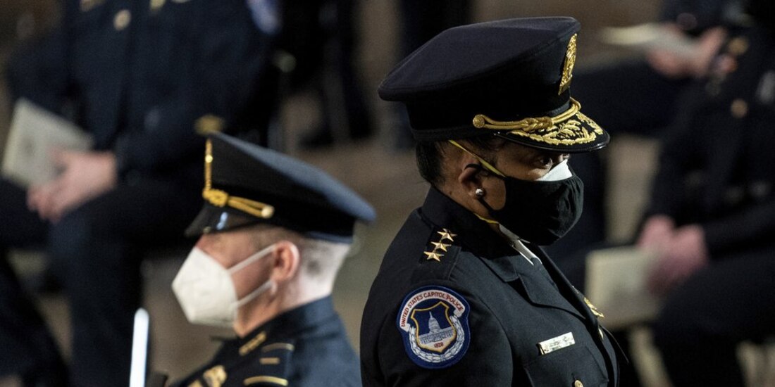 La jefa de policía del Capitolio, Yogananda Pittman (derecha), reconoció que fueron advertidos con anticipación del ataque.