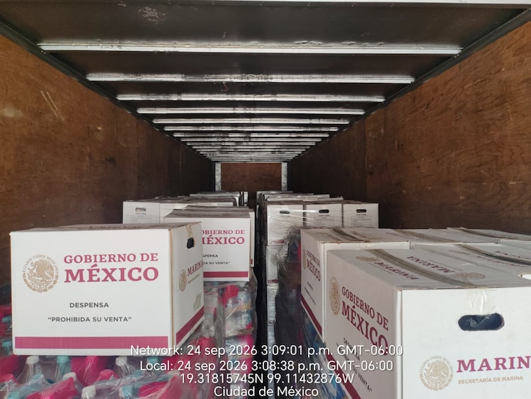 Integrantes de la Armada de México abordan víveres y agua potable en el buque ARM Isla Tiburón para atender a posibles damnificados.