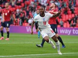 Raheem Sterling celebra su gol en el República Checa vs Inglaterra en el desenlace del Grupo D de la Eurocopa 2021.