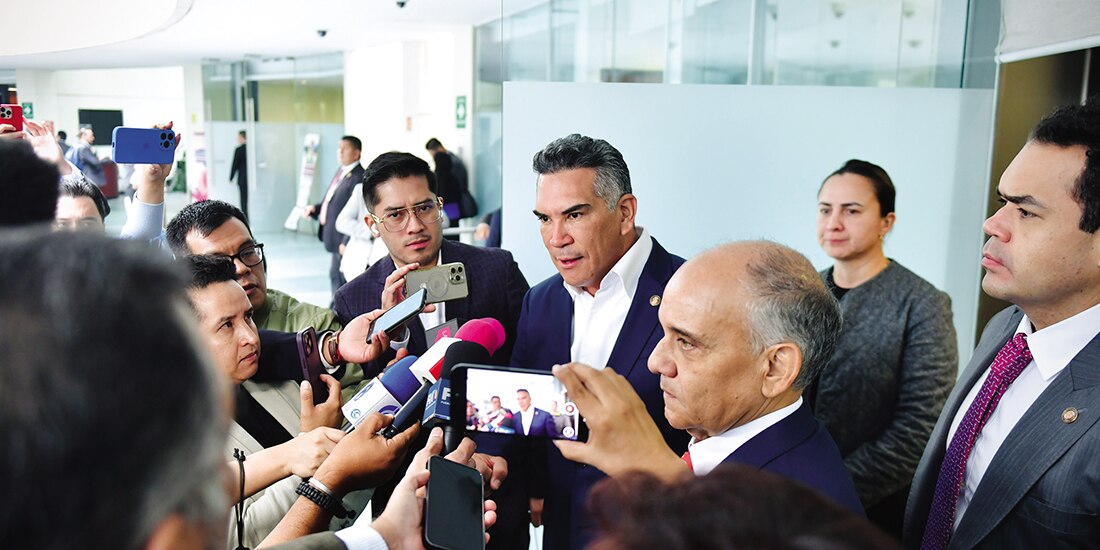 Alito Moreno (c) y Manuel Añorve, ayer, en entrevista con medios.
