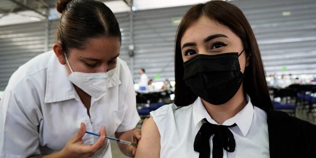 Continúa la vacunación contra el Covid-19 a jóvenes de 18 a 29 años en las alcaldías Iztacalco y Tlalpan, quienes recibieron su segunda dosis.
