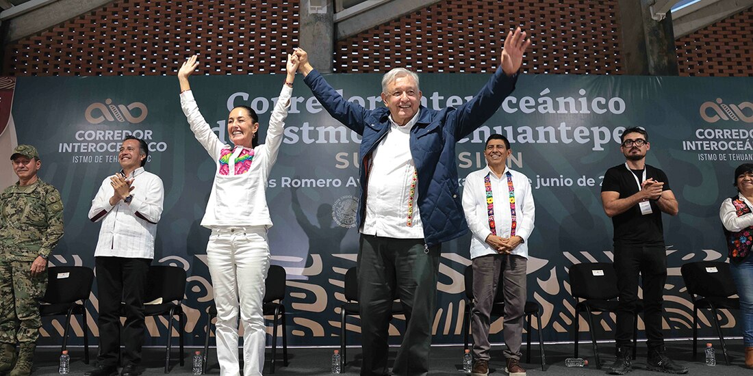 López Obrador levanta la mano de Sheinbaum Pardo, ayer, en Oaxaca.