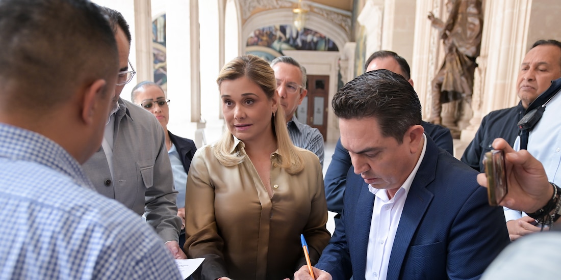 Maru Campos, durante la recepción del citatorio de la FGR.