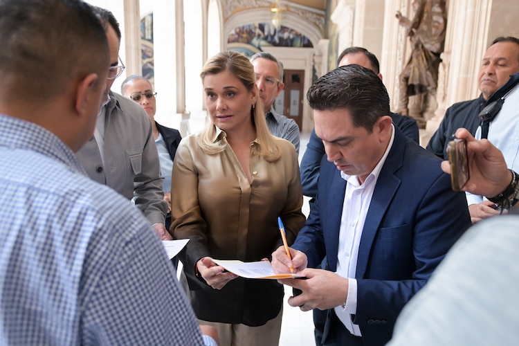 Maru Campos, durante la recepción del citatorio de la FGR.