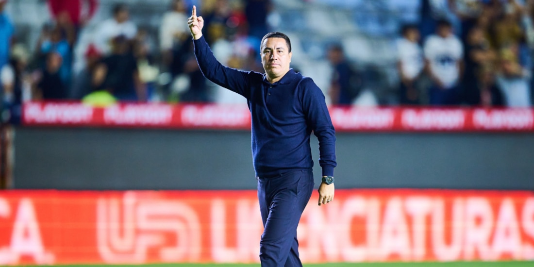 Efraín Juárez festejando la victoria ante el Pachuca.