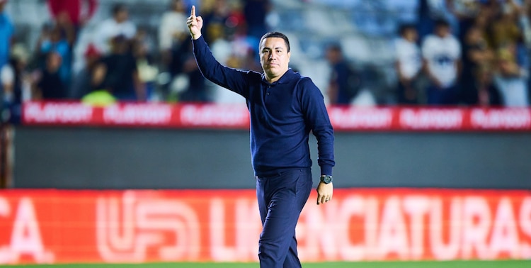 Efraín Juárez festejando la victoria ante el Pachuca en el torneo regular