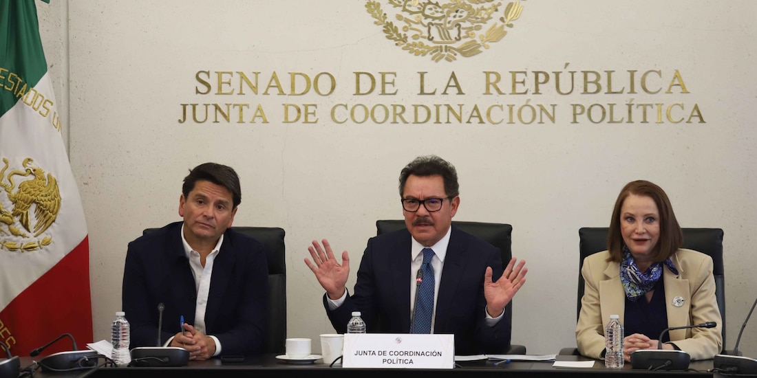 Al centro, el presidente de la Jucopo en el Senado, Ignacio Mier Velazco, en conferencia de prensa del 9 de febrero de 2026.