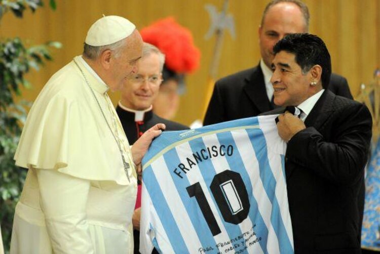 Diego Armando Maradona junto al Papa Francisco.