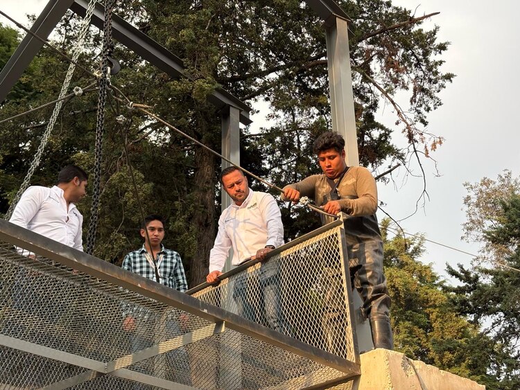 Personal de Aguas de Huixquilucan realizará el retiro periódico de la basura recolectada por las nuevas barreras.