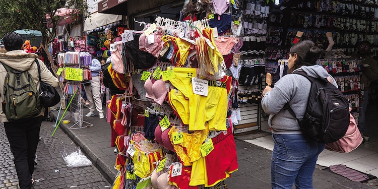 Venta de algunos objetos relacionados a rituales para atraer amor o dinero para el próximo año en la CDMX, ayer.