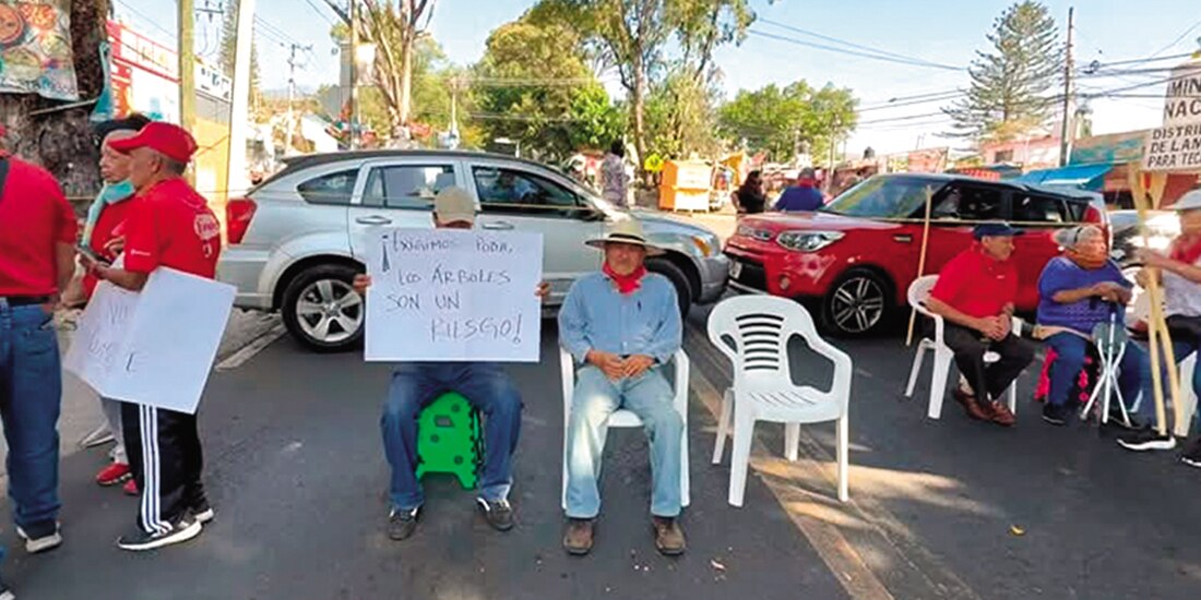 Habitantes de la periferia de la capital de Morelos atravesaron algunos autos en la México-Cuernavaca, ayer.