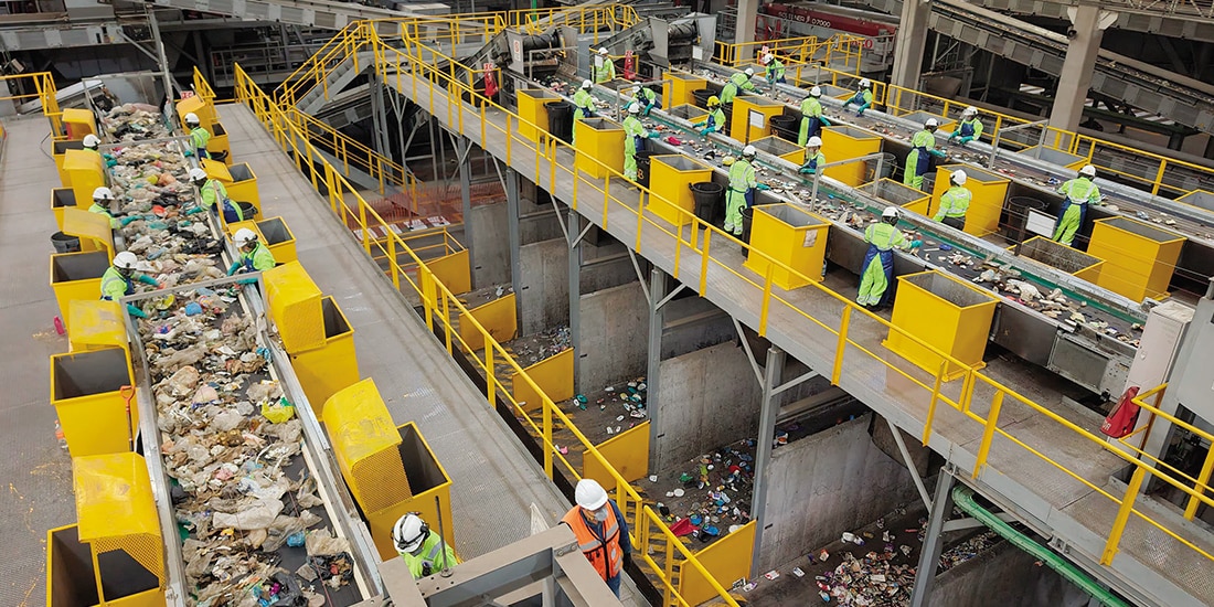 FÁBRICA de manejo de residuos y reciclaje en operación, en imagen de archivo