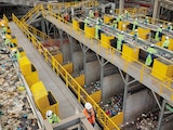 FÁBRICA de manejo de residuos y reciclaje en operación, en imagen de archivo