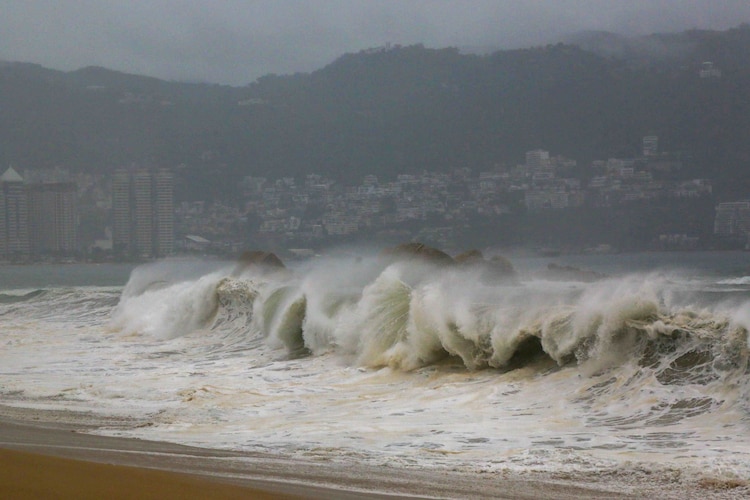 Fuertes marejadas afectaron las playas de Guerrero y Oaxaca