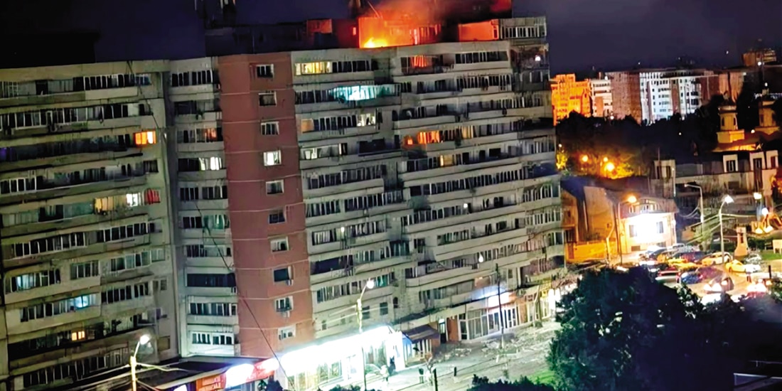Incendio en un bloque de departamentos tras el choque de un dron ruso, en Rumanía.