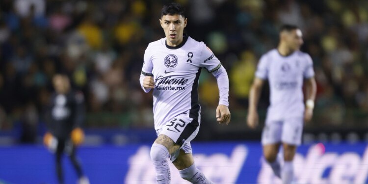 Leo Suárez durante un partido con el América en la Liga MX.