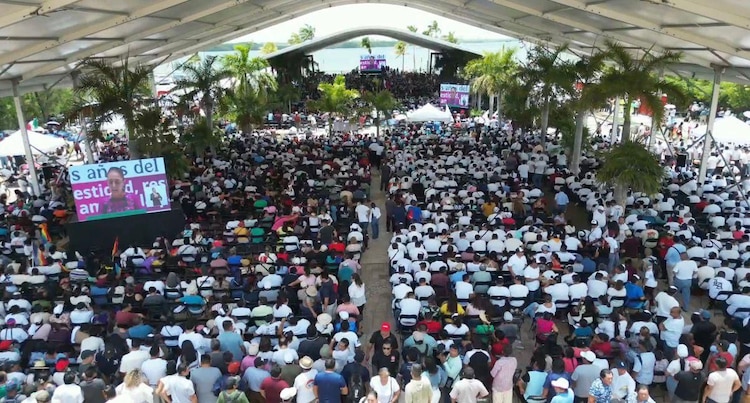 Mara Lezama encabezó la concentración de más de 25 mil quintanarroenses en el Malecón Tajamar en respaldo a la presidenta de México.