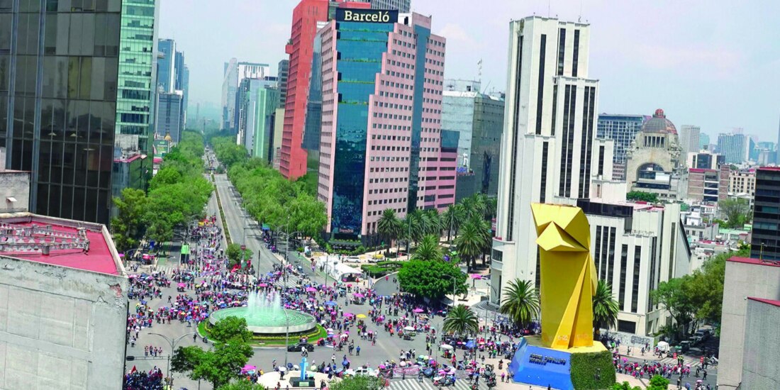 Mitin y bloqueo de maestros de la Coordinadora, ayer, en Paseo de la Reforma, frente a la Torre del Caballito.