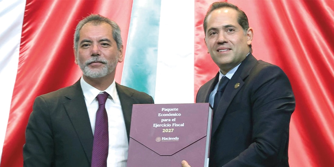 EL SECRETARIO de Hacienda y el presidente de la Cámara, ayer.