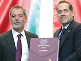 EL SECRETARIO de Hacienda y el presidente de la Cámara, ayer.