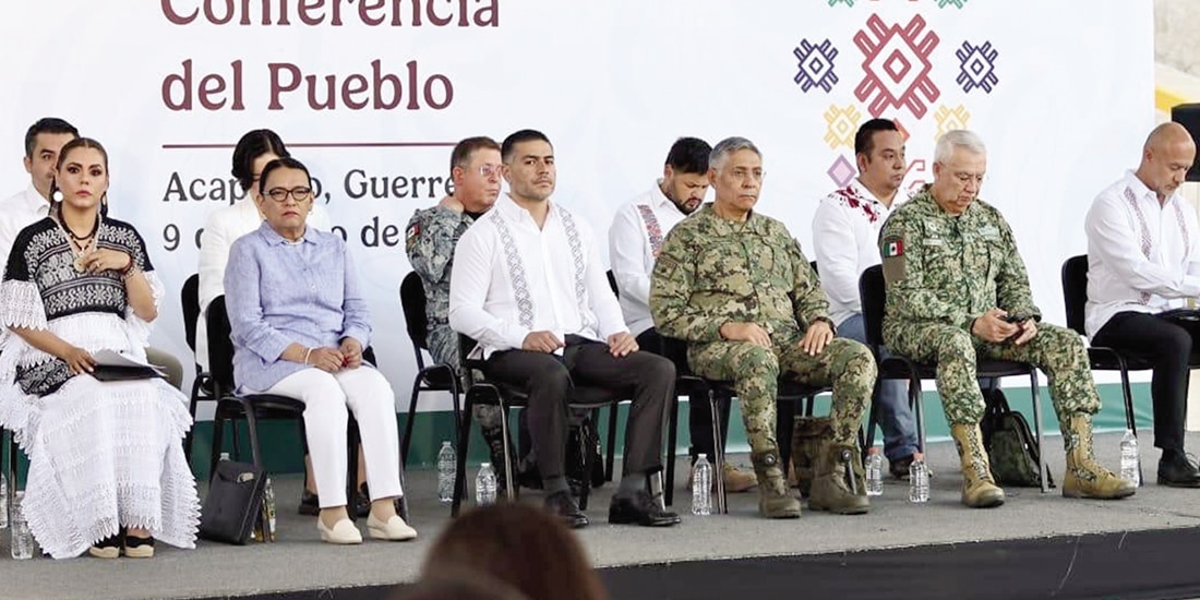 Evelyn Salgado (izq.), Rosa Icela Rodríguez, Omar García Harfuch y el Gabinete de Seguridad, ayer en la conferencia de la Presidenta en Guerrero.