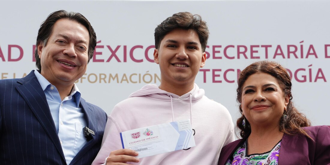 A los extremos de la imagen, Mario Delgado y Clara Brugada.