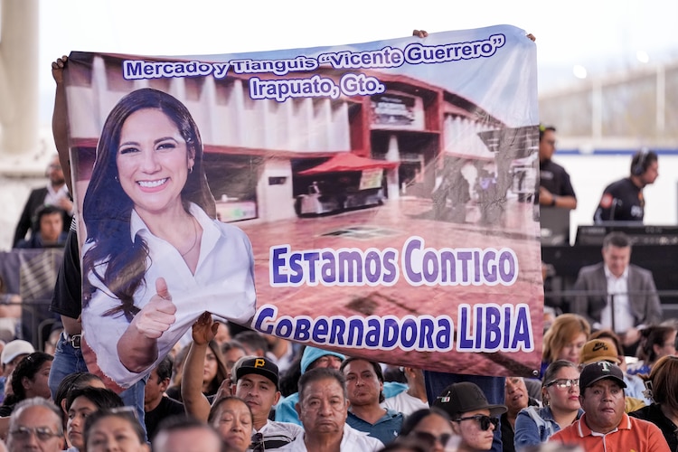 A través del programa "Mi Plaza", se rehabilitan centros de abasto en Celaya, Irapuato, Salamanca y San Luis de la Paz.