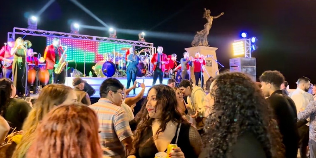 La magia del Carnaval de Mazatlán brilla en cada rincón del puerto, lo que atrae a miles de visitantes.