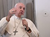 Papa Francisco, a bordo de un avión donde realizó viajes como parte de su gira.