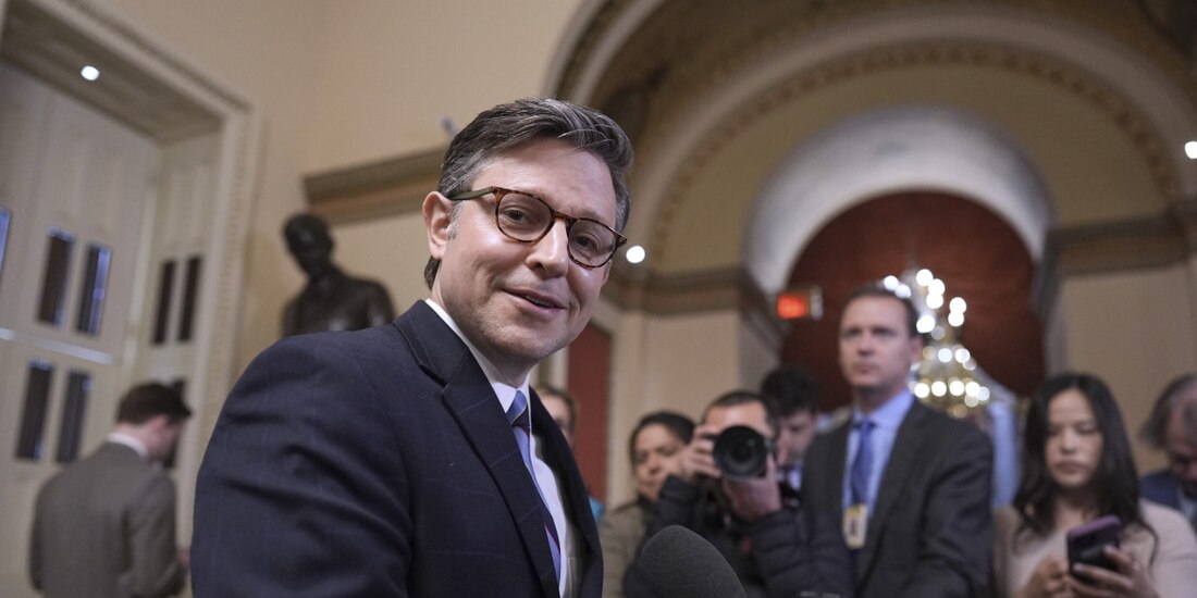 Mike Johnson, líder de la Cámara de Representantes, ayer, tras el aval al presupuesto de EU.