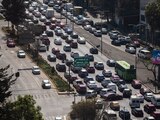 Una aspecto cotidiano en la ciudad, con númerosos automóviles en sus calles; el Valle de México pasa por una contingencia ambiental este 26 de marzo