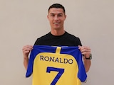 Cristiano Ronaldo posa con la camiseta del Al-Nassr, el quinto club de su carrera.