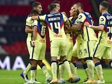 Jugadores del América celebran una anotación