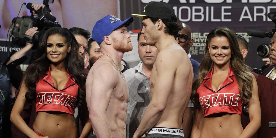 Saúl "Canelo" Álvarez y Julio César Chávez Jr. en la ceremonia de pesaje previa a su combate de box en 2017.