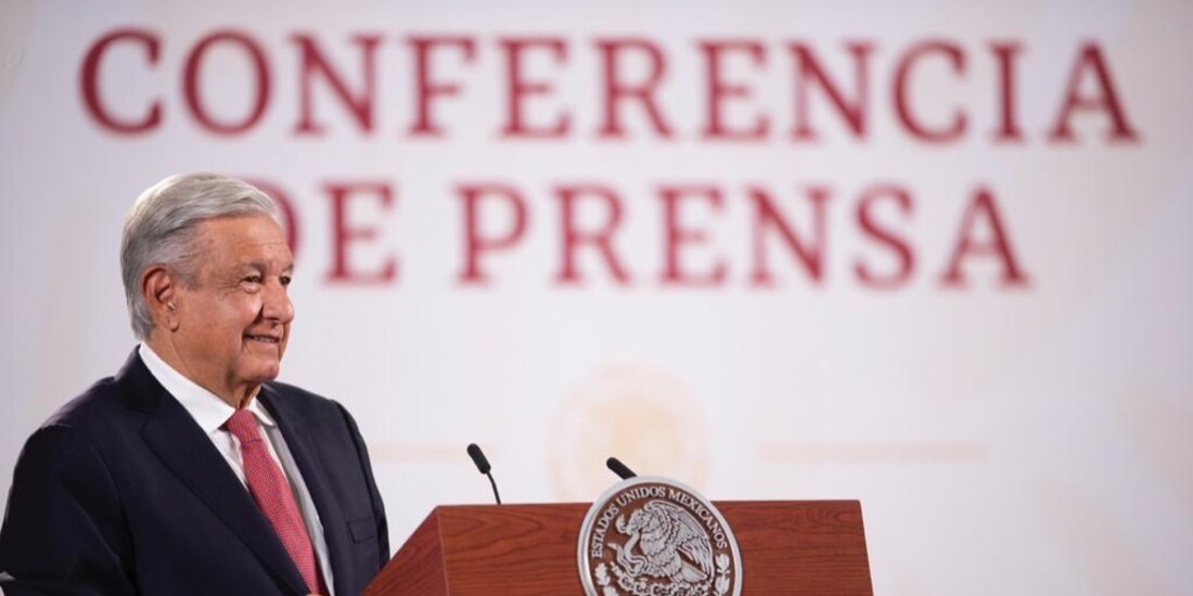 El Presidente Andrés Manuel López Obrador afirma que enviará un diccionario de política al diputado Santiago Creel para que conozca la diferencia entre democracia y oligarquía