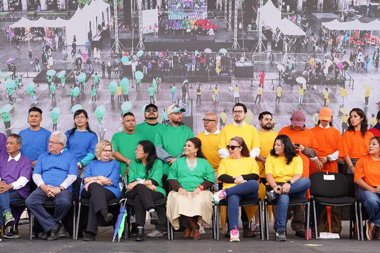 Al centro, la Jefa de Gobierno, Clara Brugada.