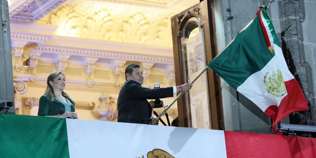 Alejandro Armenta en el acto cívico desde Puebla.