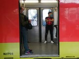 Pasajeros del Metro viajan a sana distancia ante la pandemia de Covid-19.