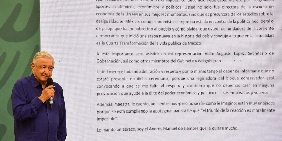 AMLO lee carta que envió a Ifigenia Martínez para felicitarla por la Medalla Belisario Domínguez que recibirá el jueves.